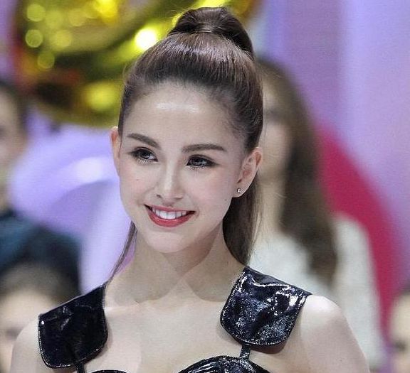 kaiyun网页版被老头娶回家的4位女星个个都是绝世美人却鲜花插在牛粪上!(图2)