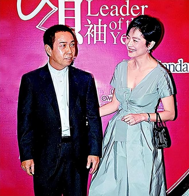 kaiyun网页版被老头娶回家的4位女星个个都是绝世美人却鲜花插在牛粪上!(图19)