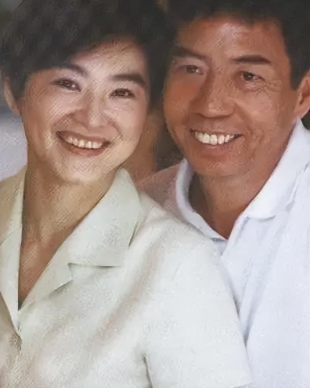 kaiyun网页版被老头娶回家的4位女星个个都是绝世美人却鲜花插在牛粪上!(图22)