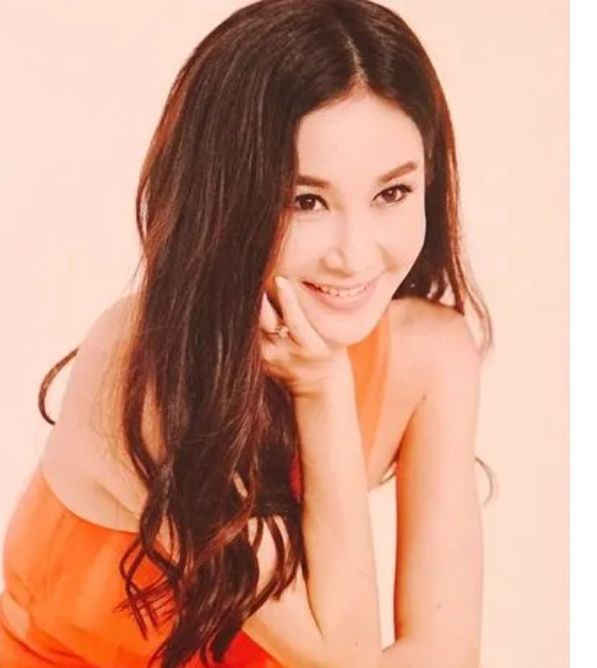 kaiyun网页版被老头娶回家的4位女星个个都是绝世美人却鲜花插在牛粪上!(图38)