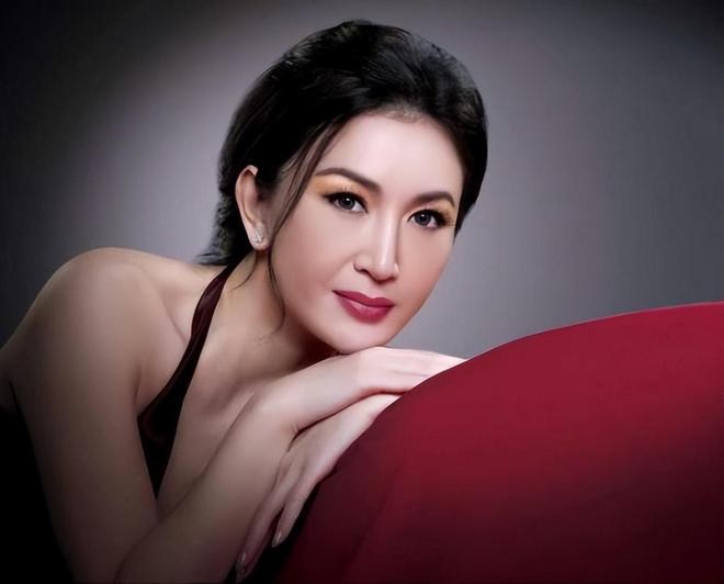 kaiyun网页版被老头娶回家的4位女星个个都是绝世美人却鲜花插在牛粪上!(图40)