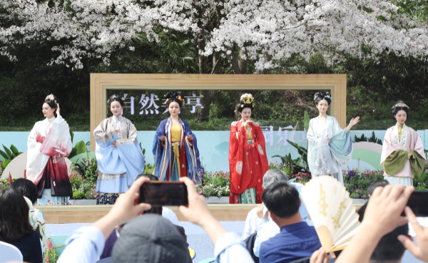 开云网址千余种新优花卉品种亮相！2024苏州花展暨上方山百花节启动(图1)