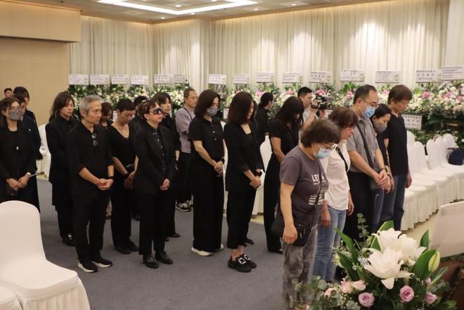 黎明诗葬礼举行棺木被摆满的鲜花围绕陈伟霆钱小豪送花篮开云网址(图6)