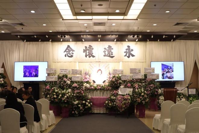 黎明诗葬礼举行棺木被摆满的鲜花围绕陈伟霆钱小豪送花篮开云网址(图5)