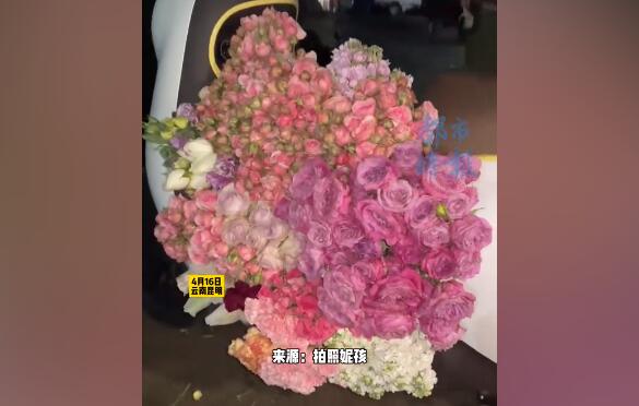女生在垃圾堆捡了一电开云网址动车鲜花(图1)