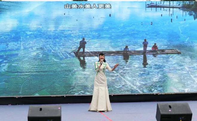 开云kaiyun探索仙草秘境共赴石斛花海盛宴！首届中国·龙陵石斛花卉节开幕(图2)