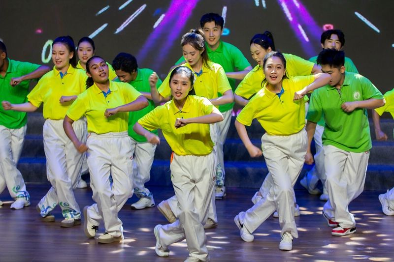 “青春逐梦强国路职教风采谱新篇”2024年“五月的鲜花”文艺演出举行(图1)