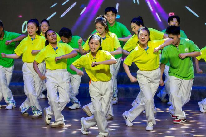 “五月的鲜花”文艺演出在济宁职业技术学院举办(图4)
