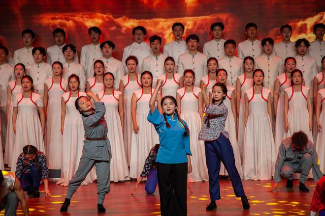 “五月的鲜花”文艺演出在济宁职业技术学院举办(图3)