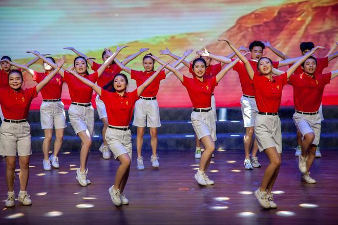 “五月的鲜花”文艺演出在济宁职业技术学院举办(图2)
