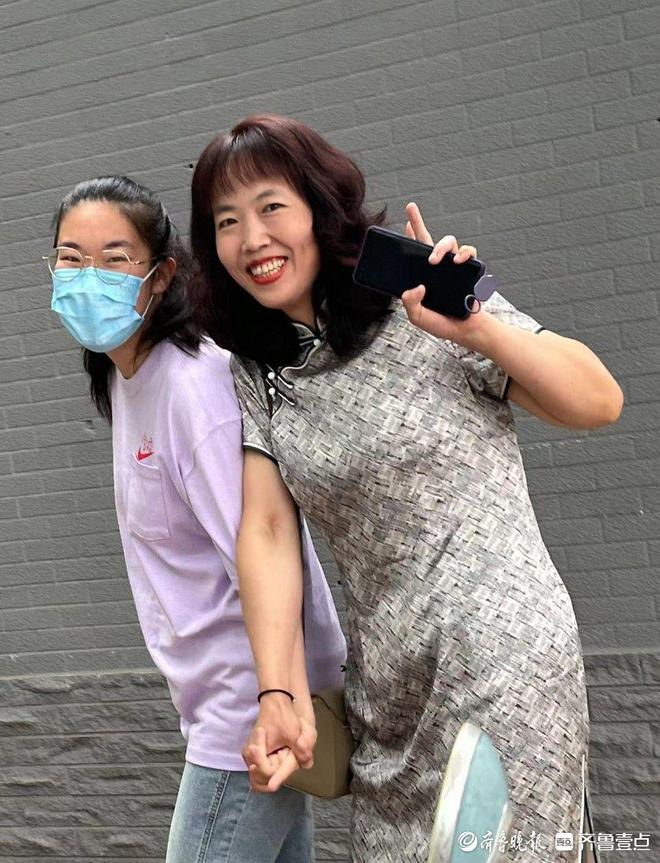 直击2024高考现场:一考生母亲手捧鲜花一袭旗袍开心送考(图1)