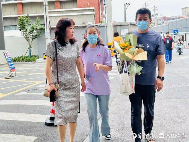 直击2024高考现场:一考生母亲手捧鲜花一袭旗袍开心送考(图2)