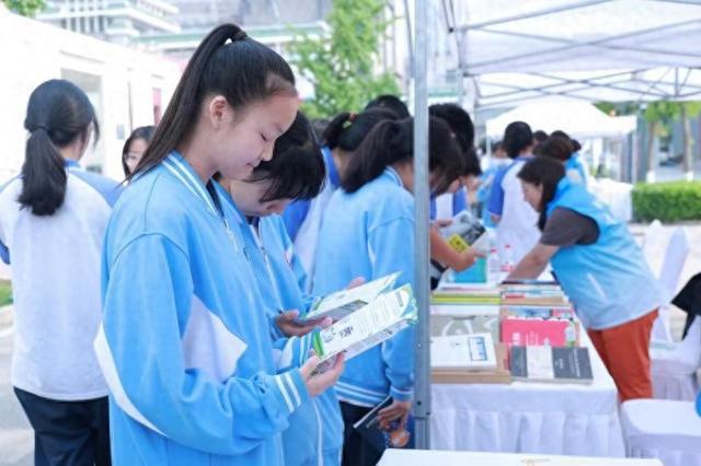 顺义区胜利街道举办“五月的鲜花”文艺汇演进校园活动(图1)