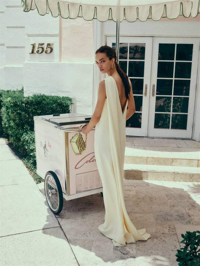 轻盈绽放：解锁MoniqueLhuillier2025花卉印花时尚密码(图1)