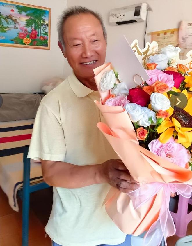 姜萍妈妈回老家:母女开心庆贺父亲手捧鲜花亲戚一起大团聚(图1)