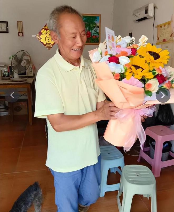 姜萍妈妈回老家:母女开心庆贺父亲手捧鲜花亲戚一起大团聚(图4)
