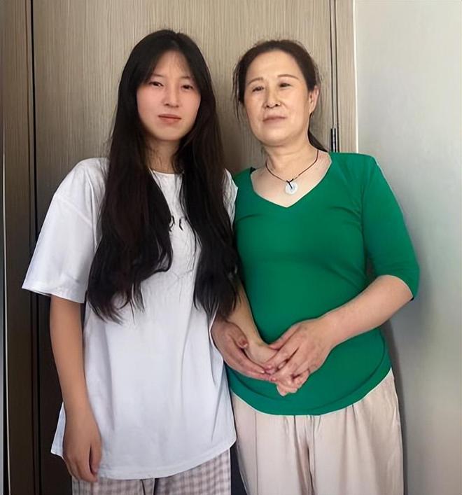 姜萍妈妈回老家:母女开心庆贺父亲手捧鲜花亲戚一起大团聚(图2)