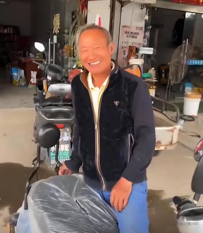 姜萍妈妈回老家:母女开心庆贺父亲手捧鲜花亲戚一起大团聚(图6)