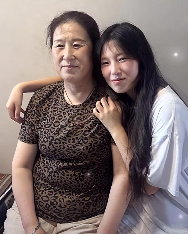 姜萍妈妈回老家:母女开心庆贺父亲手捧鲜花亲戚一起大团聚(图5)
