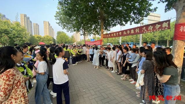 聚焦2024淄博中考|鲜花赠师者(图1)