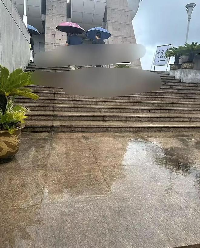 鲜花寄哀思！李晟医生遗体告别仪式举行众多市民冒雨前往送别(图2)