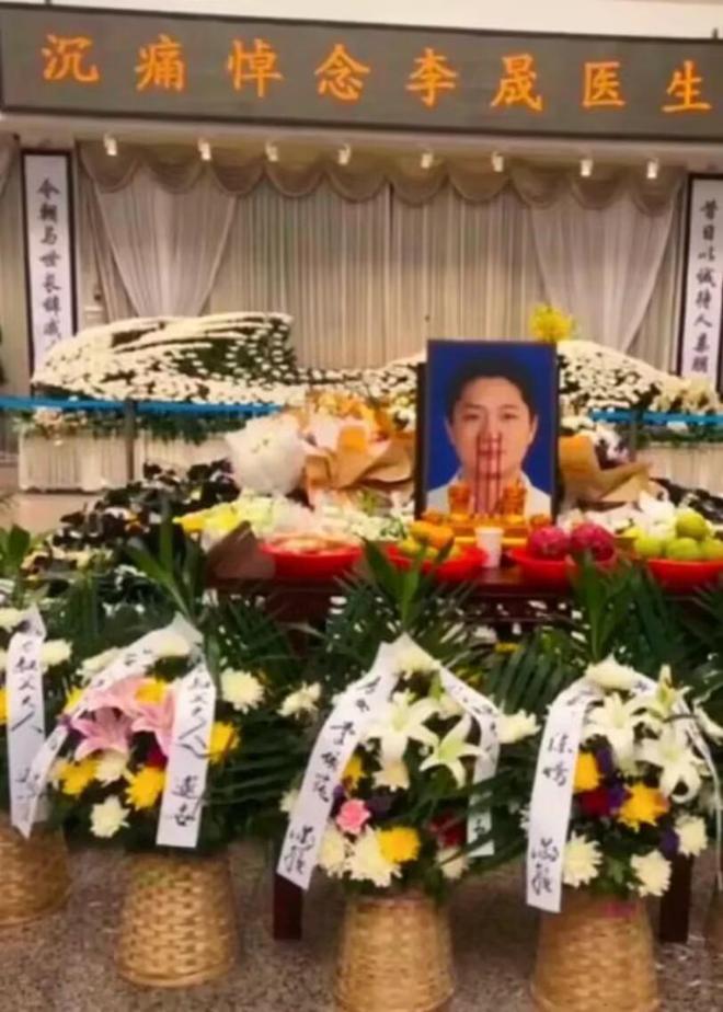 鲜花寄哀思！李晟医生遗体告别仪式举行众多市民冒雨前往送别(图5)