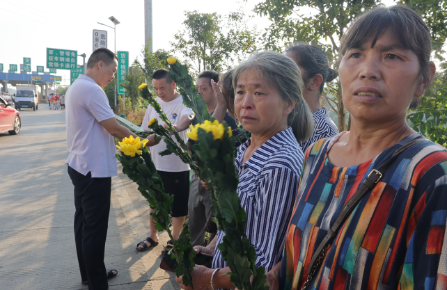 洞口籍消防烈士袁志方魂归故里(图1)