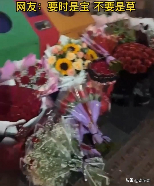 男子在垃圾桶旁拍到的一幕垃圾桶旁扔满鲜花(图2)