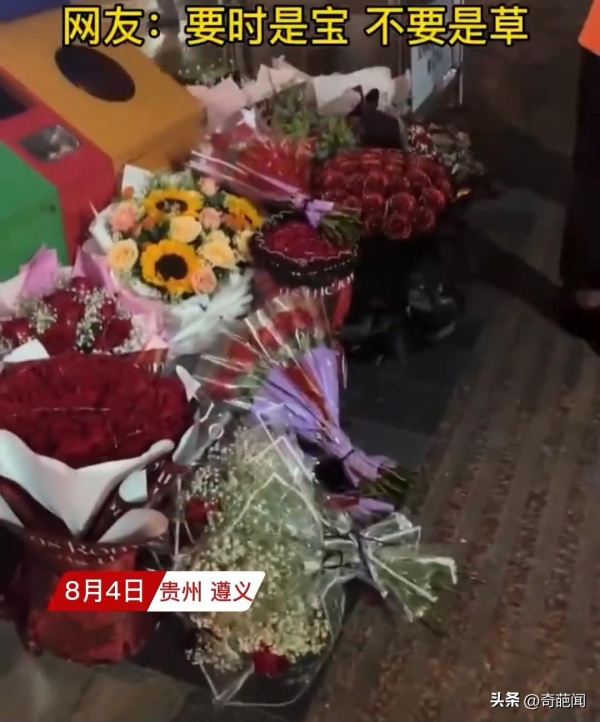 男子在垃圾桶旁拍到的一幕垃圾桶旁扔满鲜花(图1)