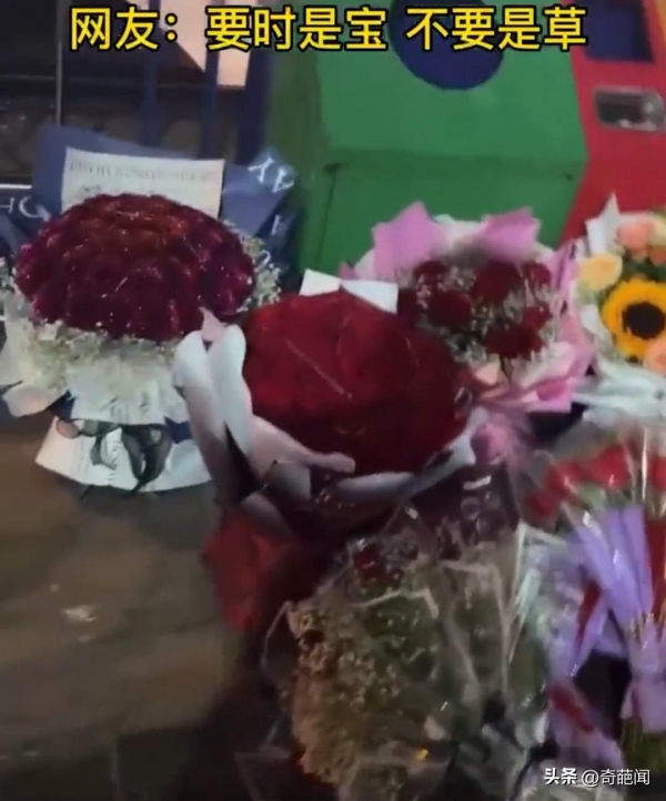 男子在垃圾桶旁拍到的一幕垃圾桶旁扔满鲜花(图3)