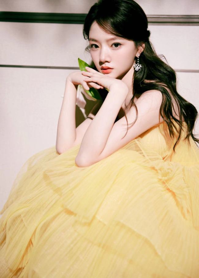 任敏黄色抹胸裙手捧鲜花甜美动人(图1)