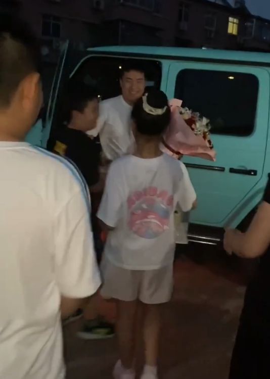 幸福！梁靖崑开大吉普回家家人送蛋糕鲜花妻子挽手合影好甜蜜(图2)