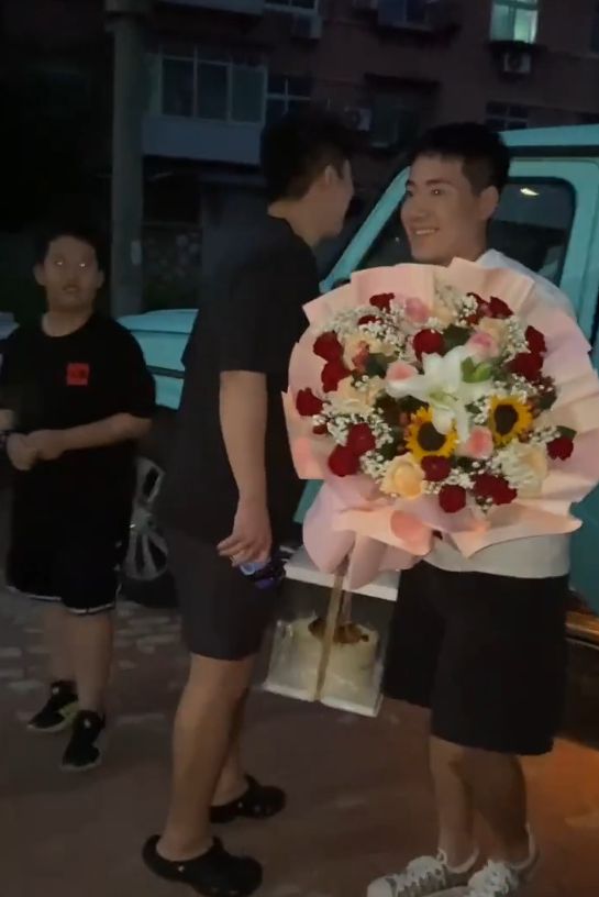 幸福！梁靖崑开大吉普回家家人送蛋糕鲜花妻子挽手合影好甜蜜(图1)
