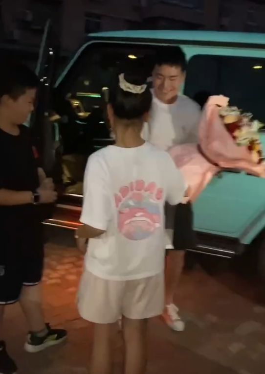幸福！梁靖崑开大吉普回家家人送蛋糕鲜花妻子挽手合影好甜蜜(图3)
