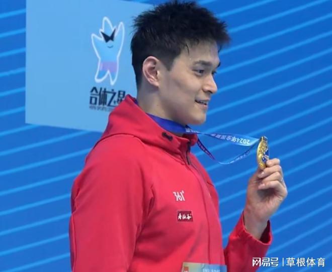 妈妈到场支持！孙杨夺冠后放声大哭妻子张豆豆拥抱+送鲜花(图2)