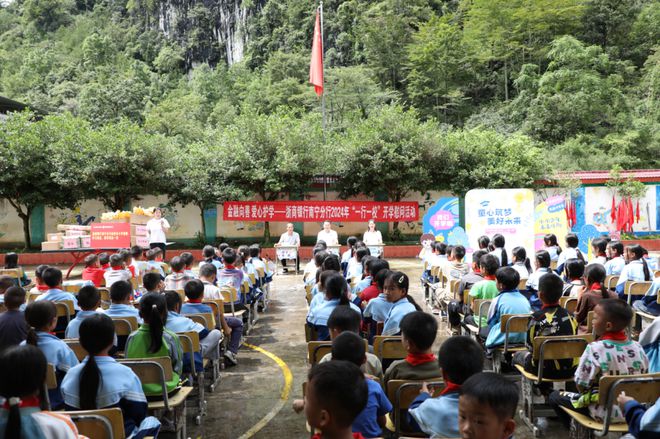 感动！广西这所乡村小学的师生过节了！校长：第一次收到节日鲜花(图4)