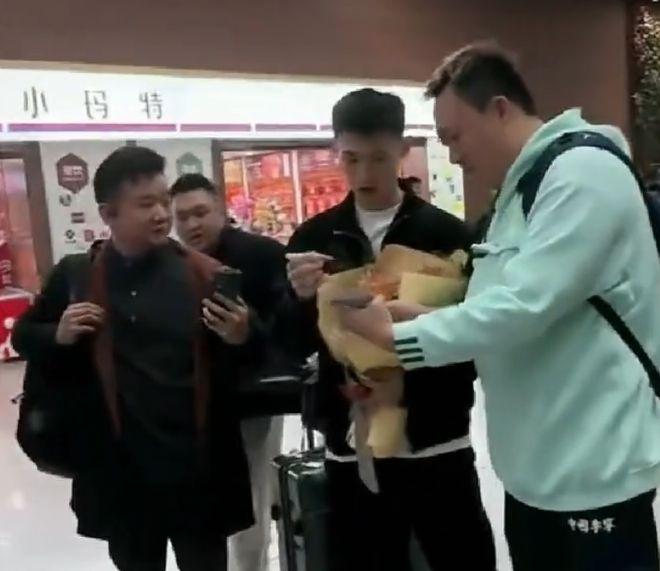 终于来了!王岚嵚抵达沈阳众辽迷接机+送鲜花当事人致谢球迷(图1)
