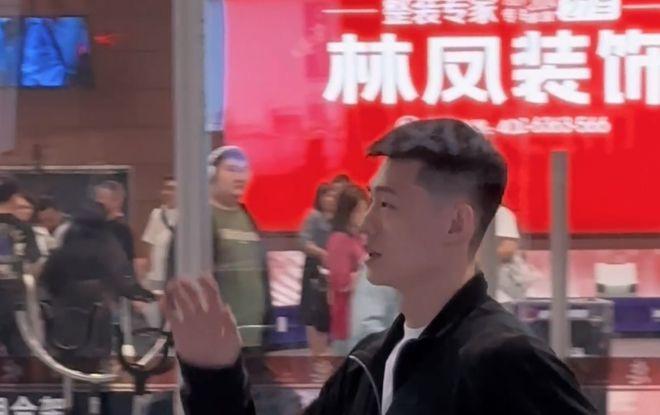 终于来了!王岚嵚抵达沈阳众辽迷接机+送鲜花当事人致谢球迷(图2)