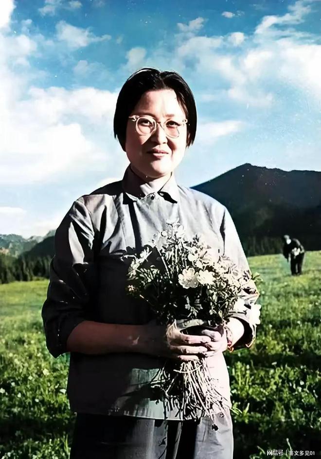 70年李敏在农场的留影她手捧鲜花看起来就是个农民大姐(图1)