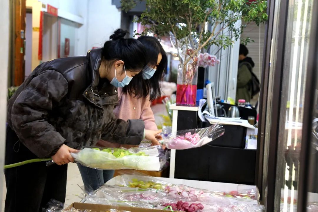 花卉市场由“红”转“绿”!有的花年前年后价格近对折(图1)