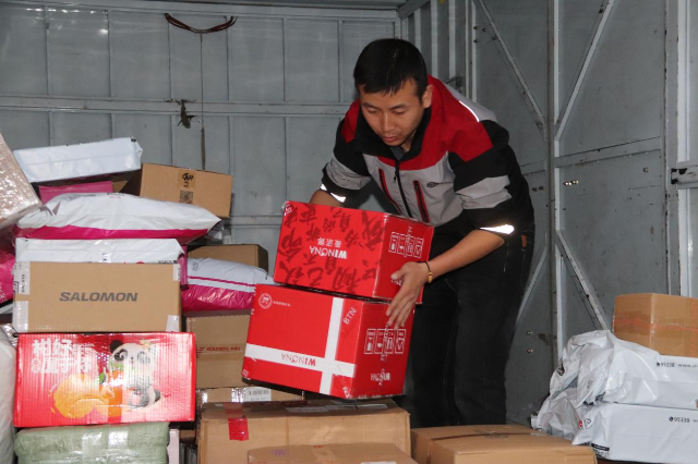 云花出滇正当时！云南顺丰今年累计运输超过15万吨鲜花至国内外_新华网(图2)