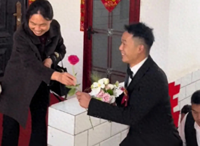 新郎接亲女方没堵门还安排鲜花路(图1)