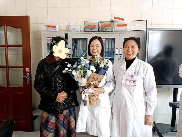 汝州市妇幼保健院：专业暖心助顺产鲜花盛赞医术高(图1)