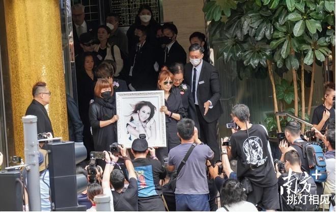 李玟姐姐回应!李玟墓地杂草丛生鲜花凌乱曝有人擅自闯入开直播(图1)