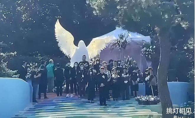 李玟姐姐回应!李玟墓地杂草丛生鲜花凌乱曝有人擅自闯入开直播(图15)