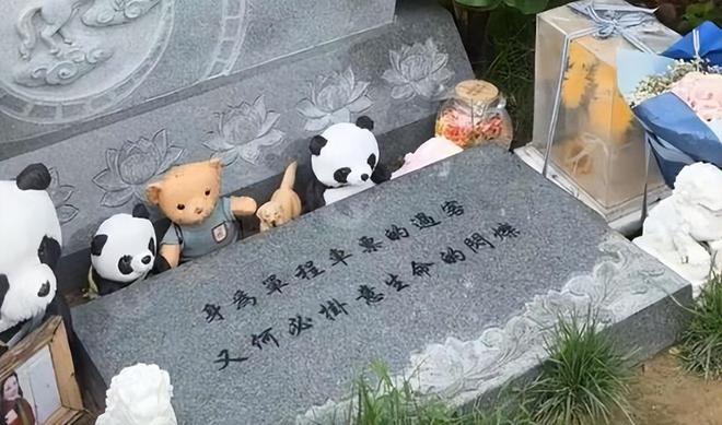 周海媚墓地云纪念馆成立墓碑前有可爱小熊鲜花不断环境优雅(图2)