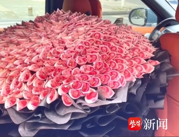 万元“现金鲜花”送女友图个啥？当心不知不觉成新型洗钱“帮凶”(图1)
