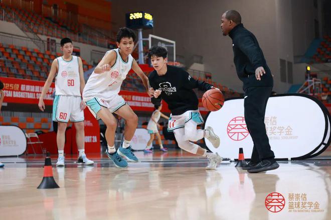 为中国篮球铺这条路蔡崇信已经花了5年(图1)
