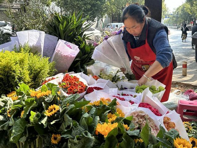 昆明鲜花市场情人节热销花价上涨供销两旺(图1)