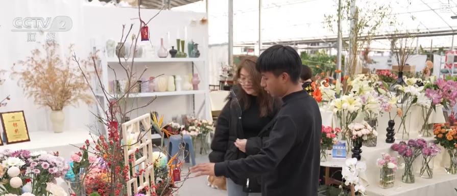 花卉市场年宵花走俏消费者争相选购迎新春(图2)